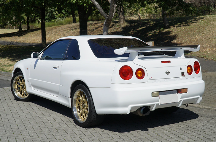 徹底比較】R34型スカイラインGT-RとER34型の違いを完全解説！│おもれ 